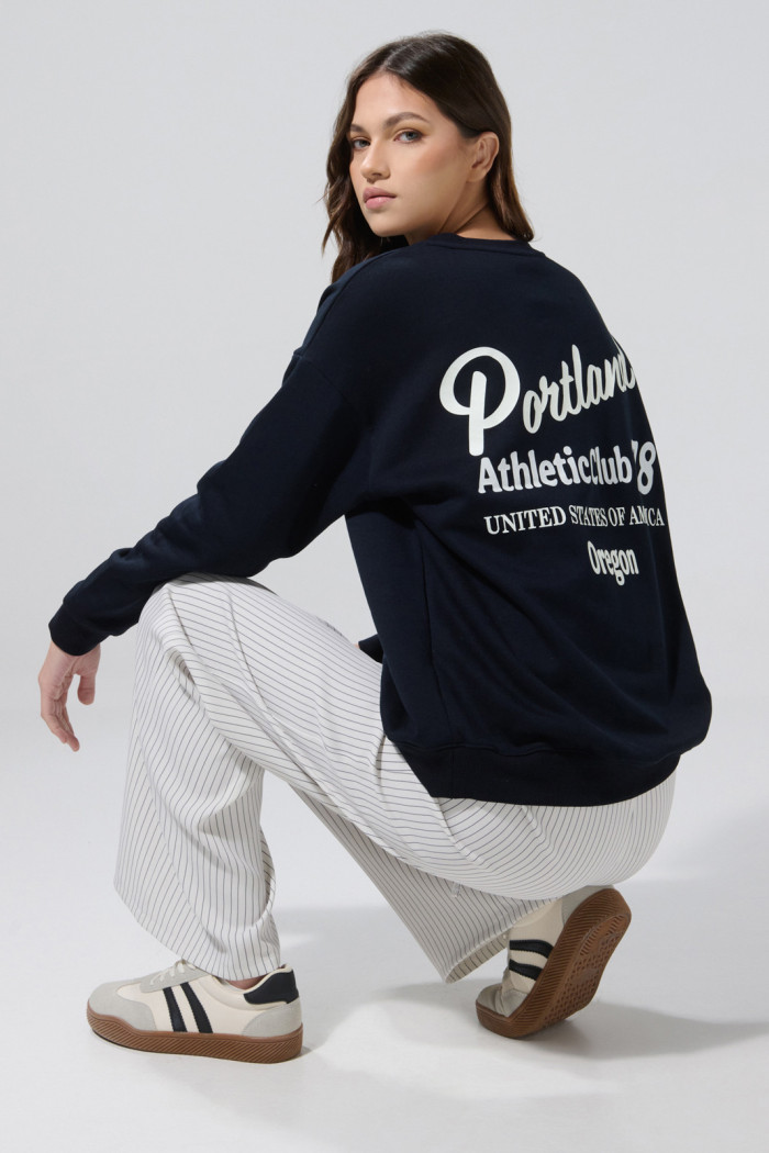 Buzo cuello V oversize azul con diseños college