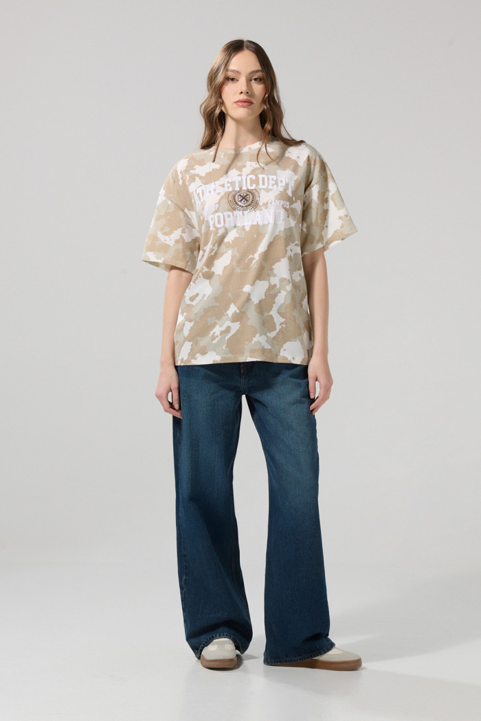 Camiseta college crema clara manga corta camuflada