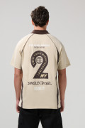 Camiseta cuello polo kaki oversize con diseños college