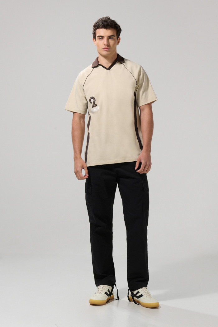 Camiseta cuello polo kaki oversize con diseños college