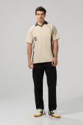 Camiseta cuello polo kaki oversize con diseños college