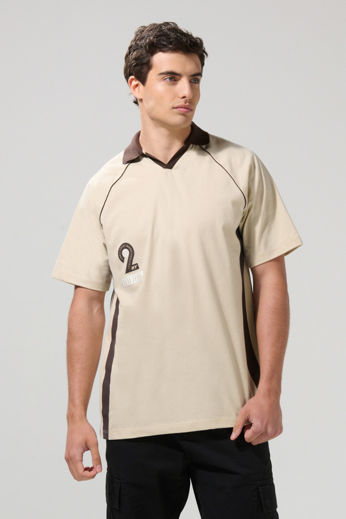 Camiseta cuello polo kaki oversize con diseños college
