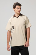 Camiseta cuello polo kaki oversize con diseños college