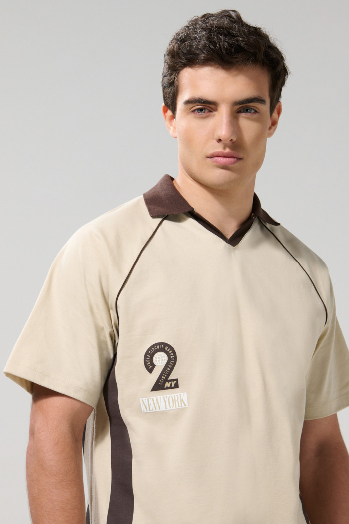 Camiseta cuello polo kaki oversize con diseños college