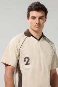 Camiseta cuello polo kaki oversize con diseños college