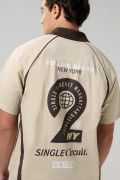 Camiseta cuello polo kaki oversize con diseños college