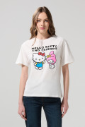 Camiseta crema cuello redondo con arte de Hello Kitty