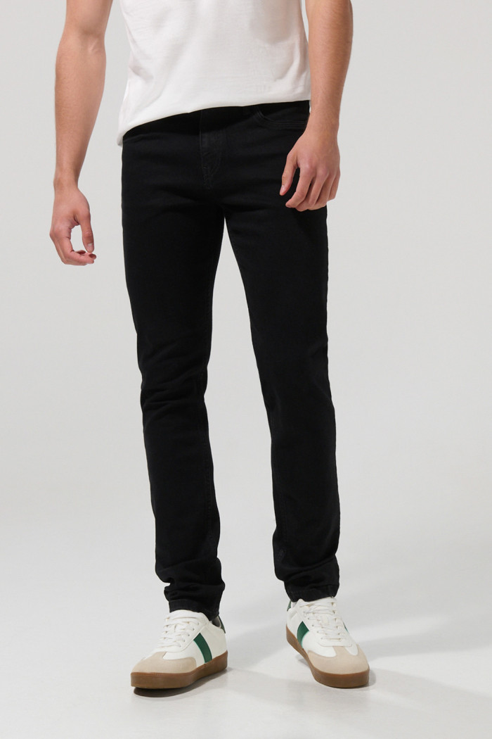 Jean ceñido skinny negro con cremallera y tiro bajo