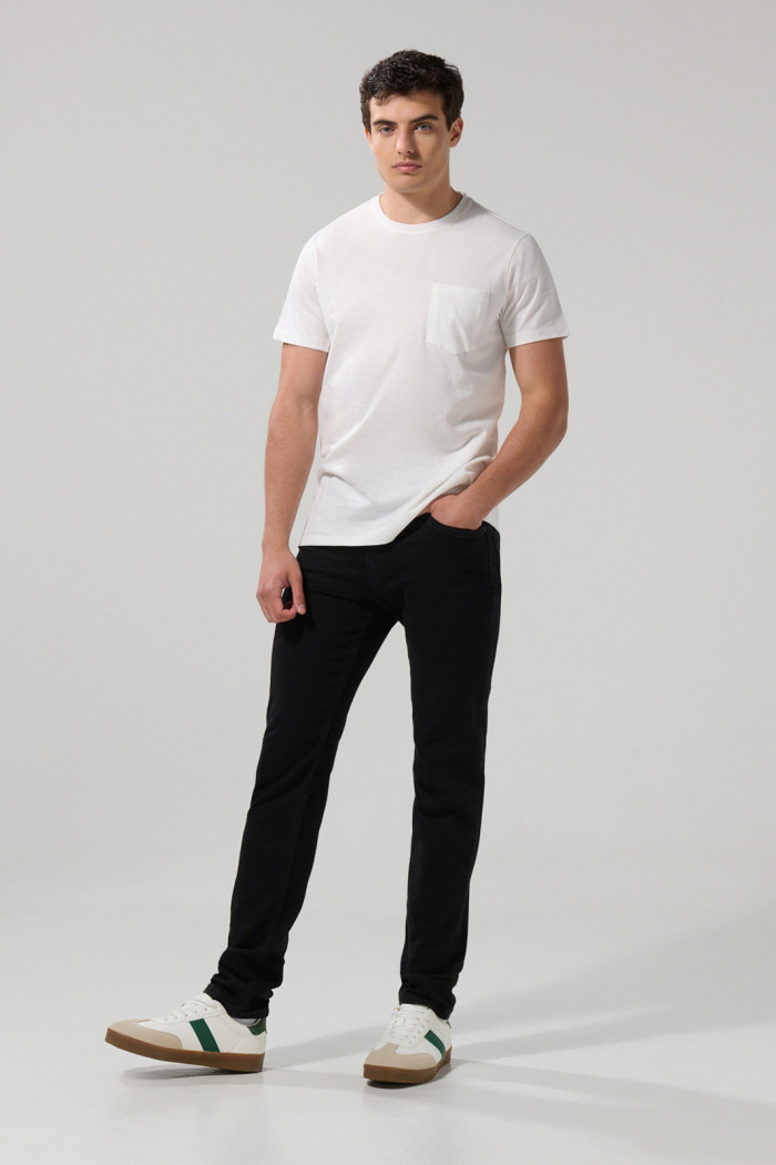 Jean ceñido skinny negro con cremallera y tiro bajo