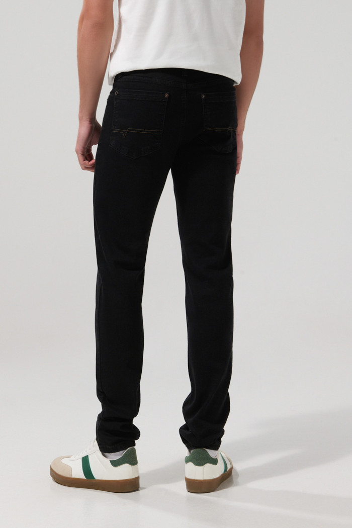 Jean ceñido skinny negro con cremallera y tiro bajo