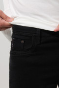 Jean ceñido skinny negro con cremallera y tiro bajo