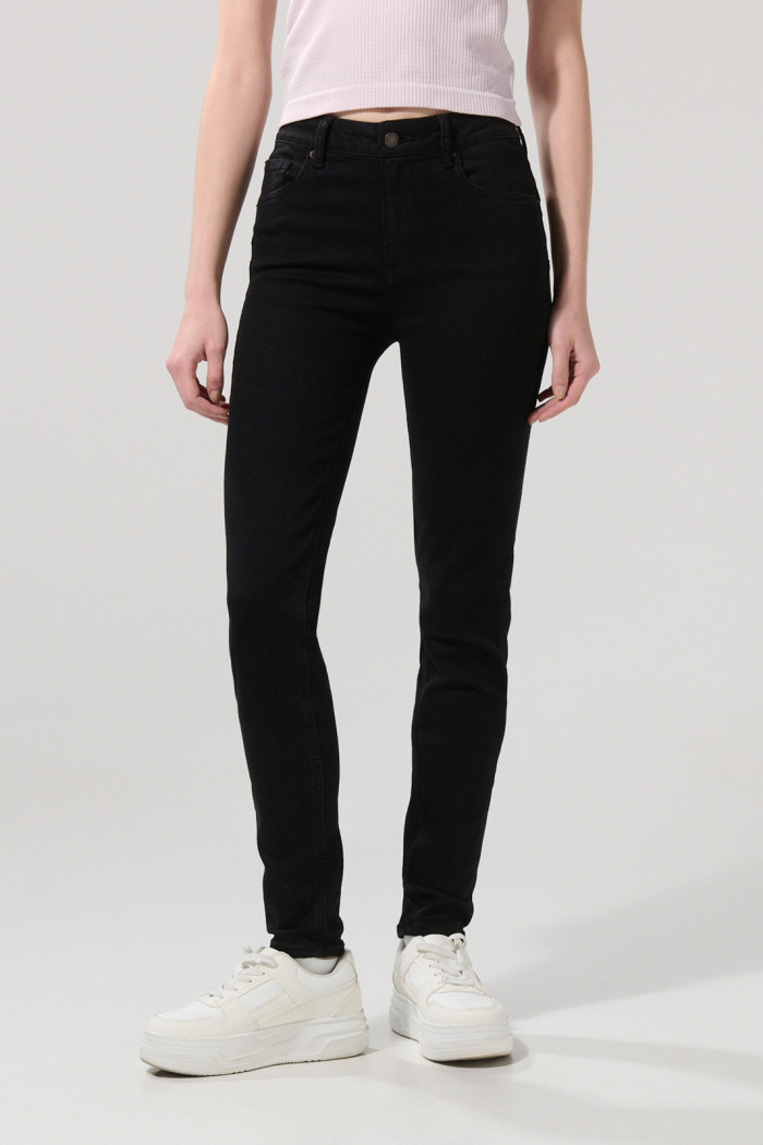 Jean push up tiro alto negro con realce posterior