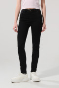 Jean push up tiro alto negro con realce posterior