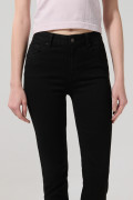 Jean push up tiro alto negro con realce posterior