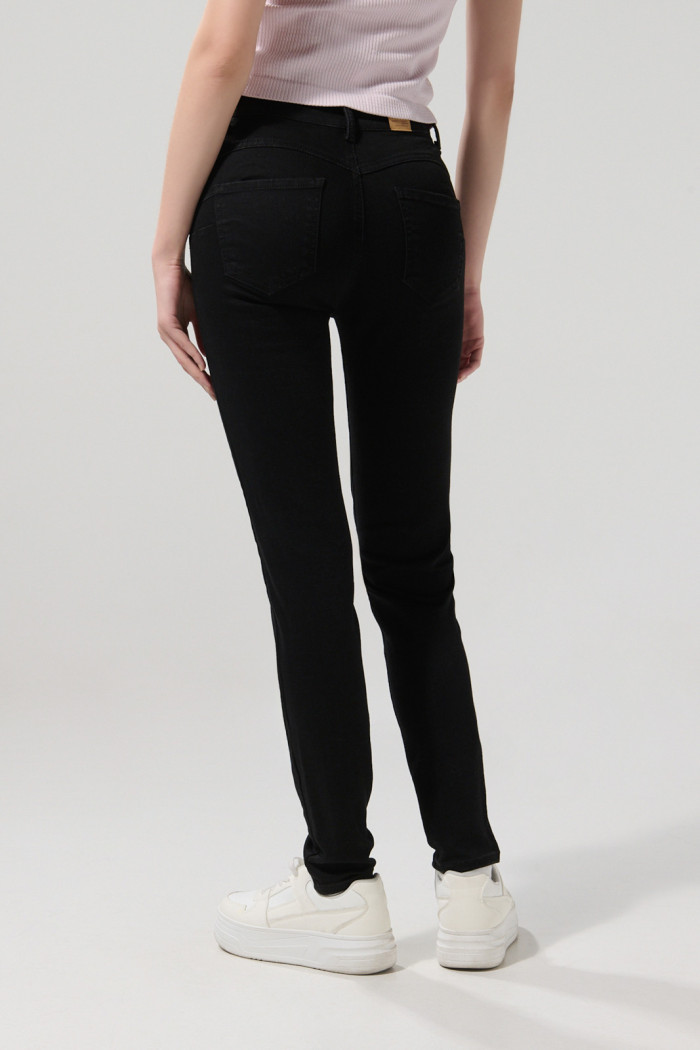Jean push up tiro alto negro con realce posterior