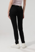 Jean push up tiro alto negro con realce posterior