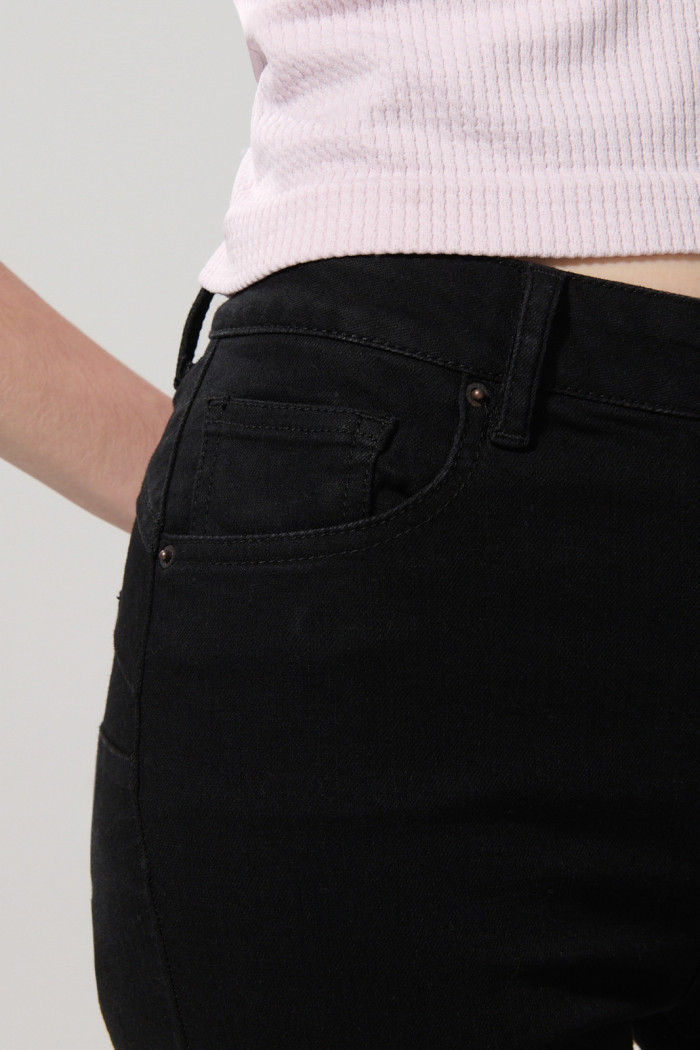 Jean push up tiro alto negro con realce posterior