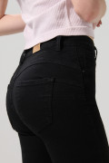Jean push up tiro alto negro con realce posterior