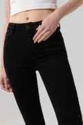 Jean jegging negro ceñido con cremallera y tiro alto