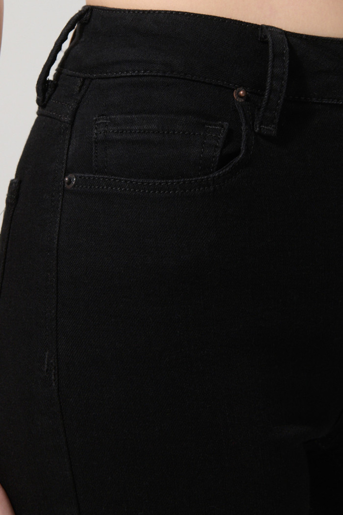 Jean jegging negro ceñido con cremallera y tiro alto