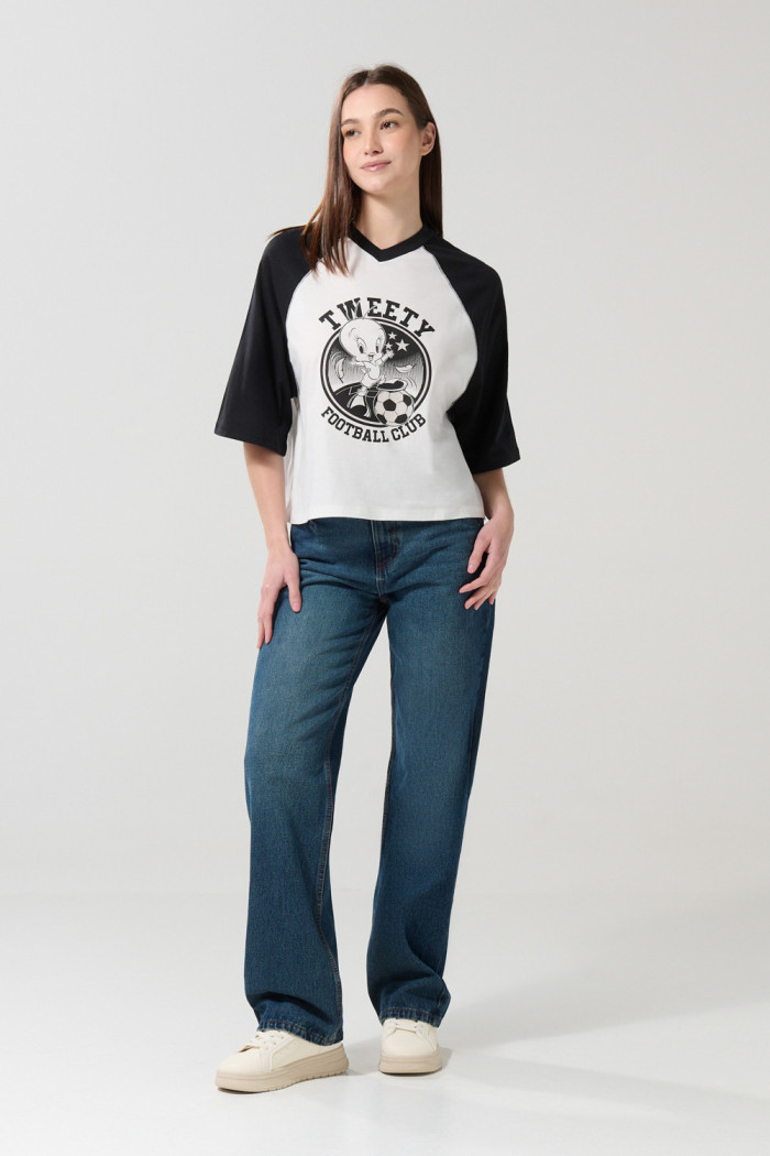 Camiseta oversize crop top crema cuello V de Looney Tunes