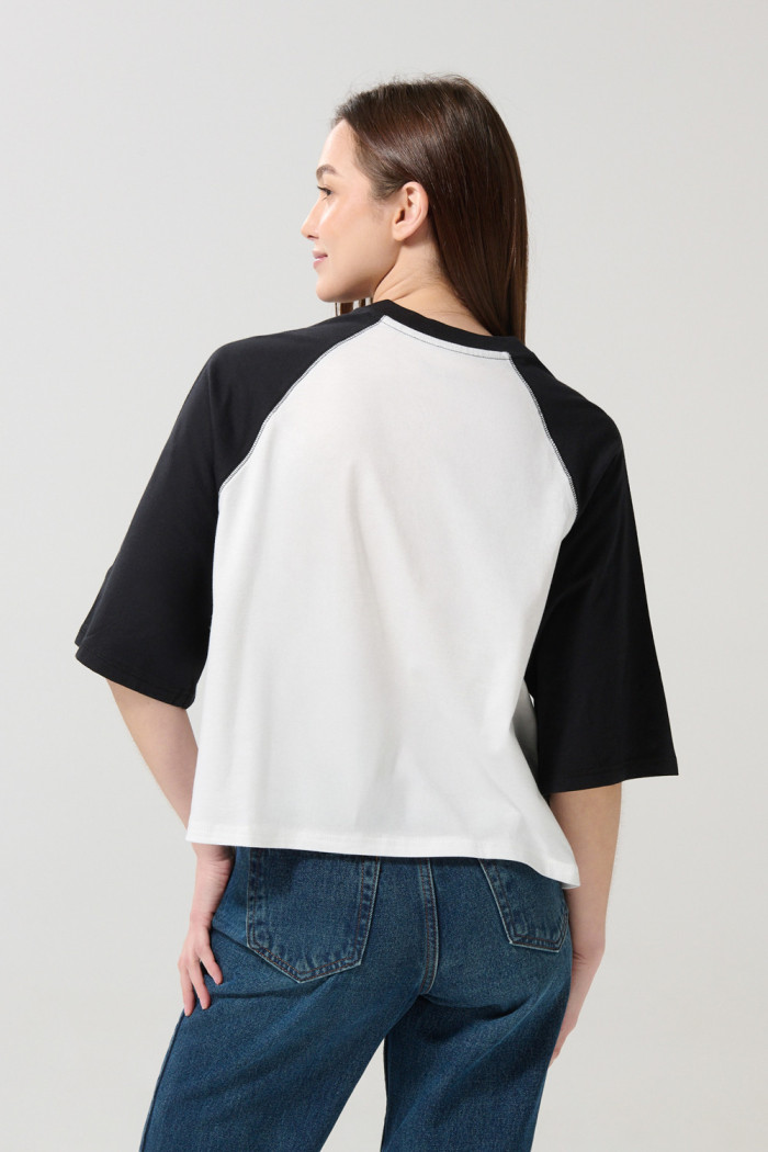 Camiseta oversize crop top crema cuello V de Looney Tunes