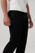 Jean straight leg bota recta negro con tiro bajo y bolsillos