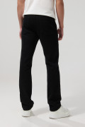 Jean straight leg bota recta negro con tiro bajo y bolsillos
