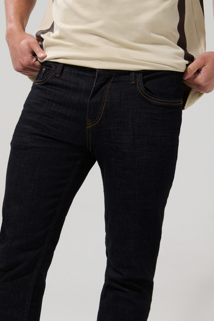 Jean azul tipo skinny con costuras en contraste y tiro bajo