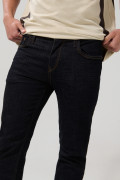 Jean azul tipo skinny con costuras en contraste y tiro bajo