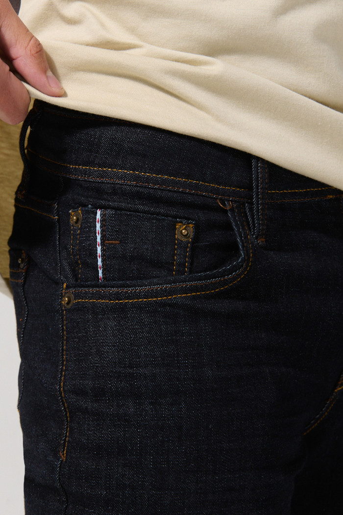 Jean azul tipo skinny con costuras en contraste y tiro bajo