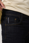 Jean azul tipo skinny con costuras en contraste y tiro bajo