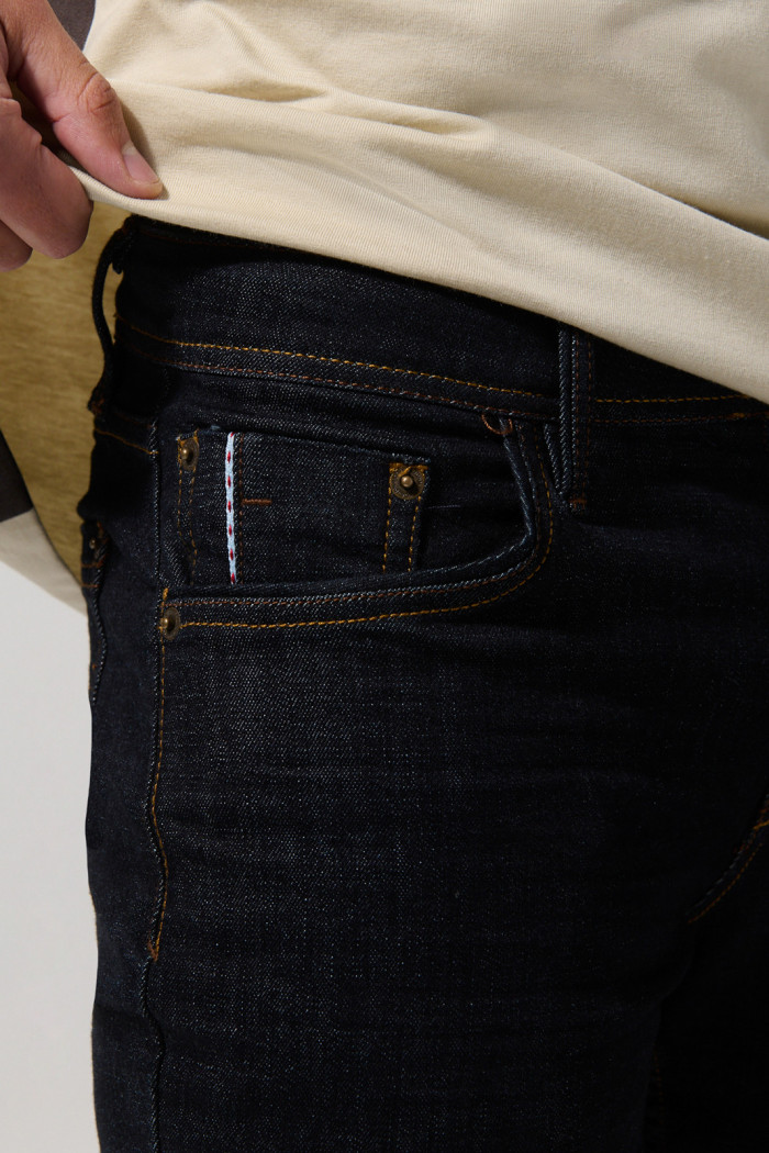 Jean azul tipo skinny con costuras en contraste y tiro bajo