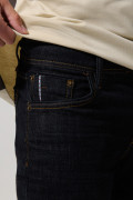 Jean azul tipo skinny con costuras en contraste y tiro bajo