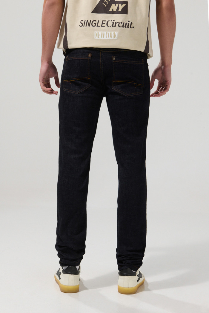 Jean azul tipo skinny con costuras en contraste y tiro bajo