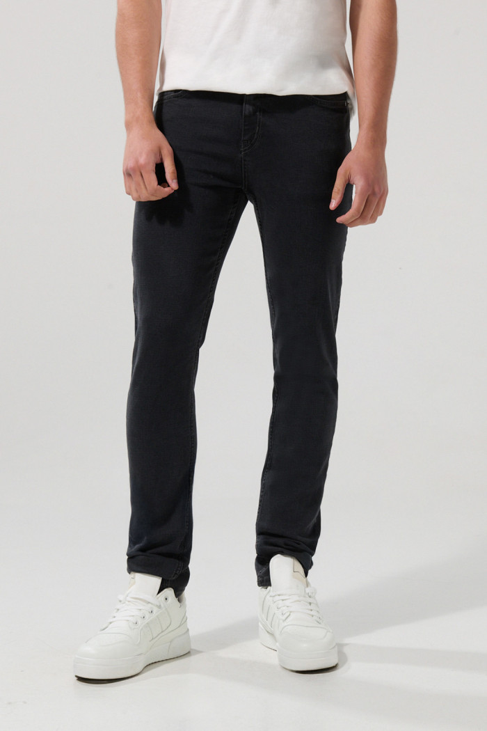Jean tiro bajo slim gris oscuro con bolsillos y cremallera