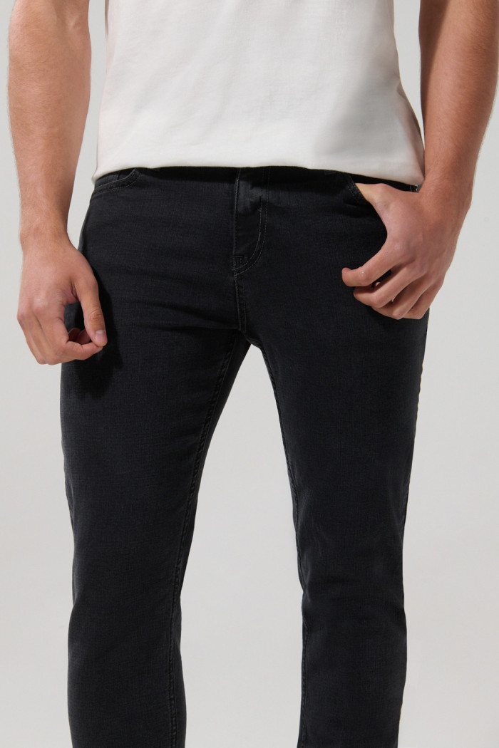 Jean tiro bajo slim gris oscuro con bolsillos y cremallera