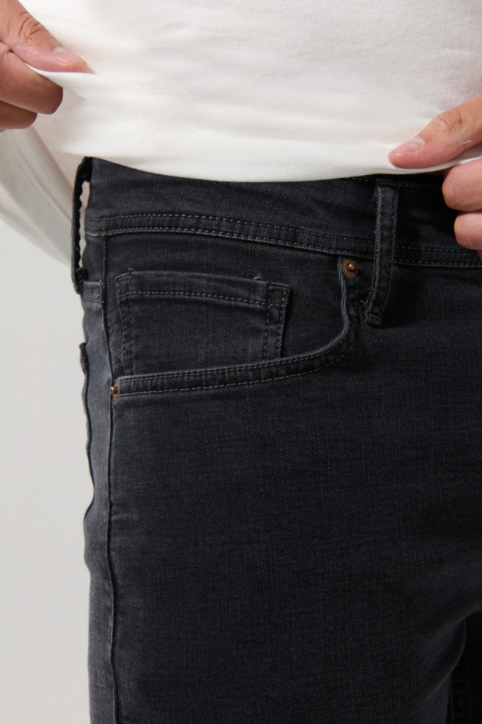 Jean tiro bajo slim gris oscuro con bolsillos y cremallera