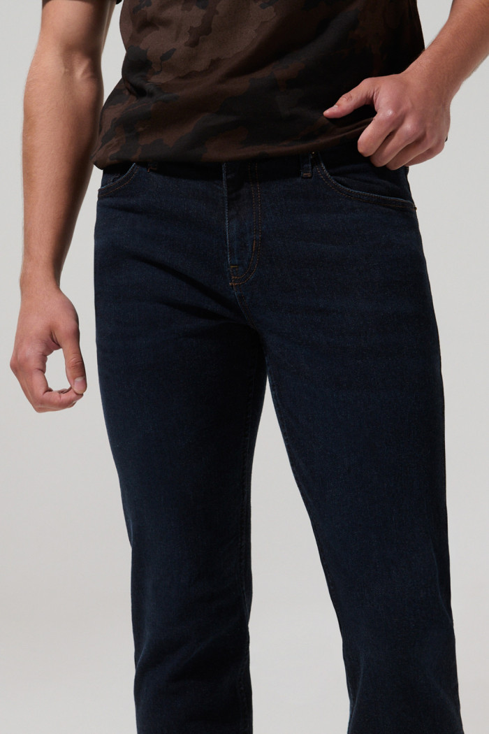 Jean slim azul intenso con cremallera y tiro bajo