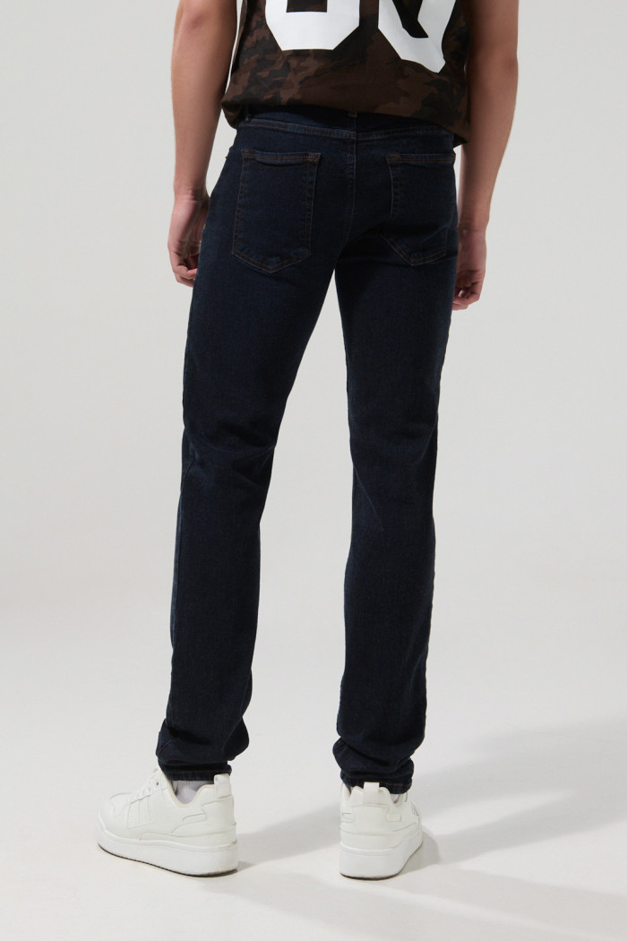 Jean slim azul intenso con cremallera y tiro bajo