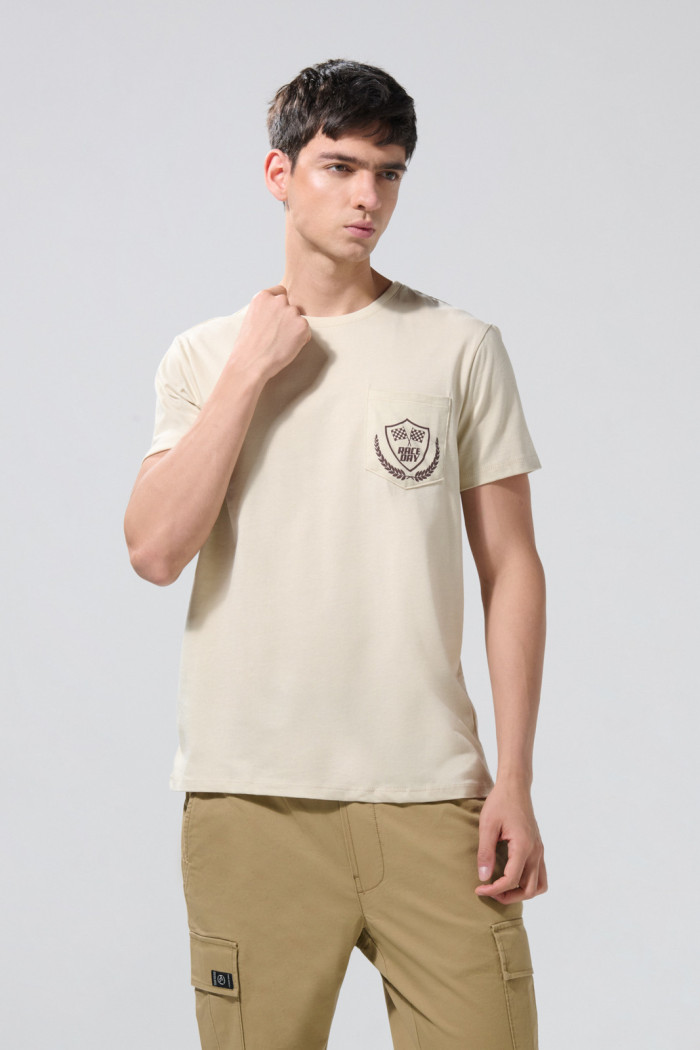 Camiseta kaki clara college con bolsillo y cuello redondo