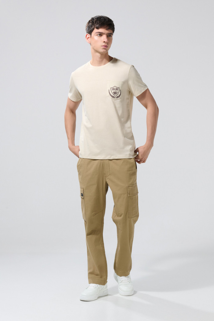 Camiseta kaki clara college con bolsillo y cuello redondo