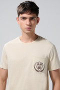 Camiseta kaki clara college con bolsillo y cuello redondo