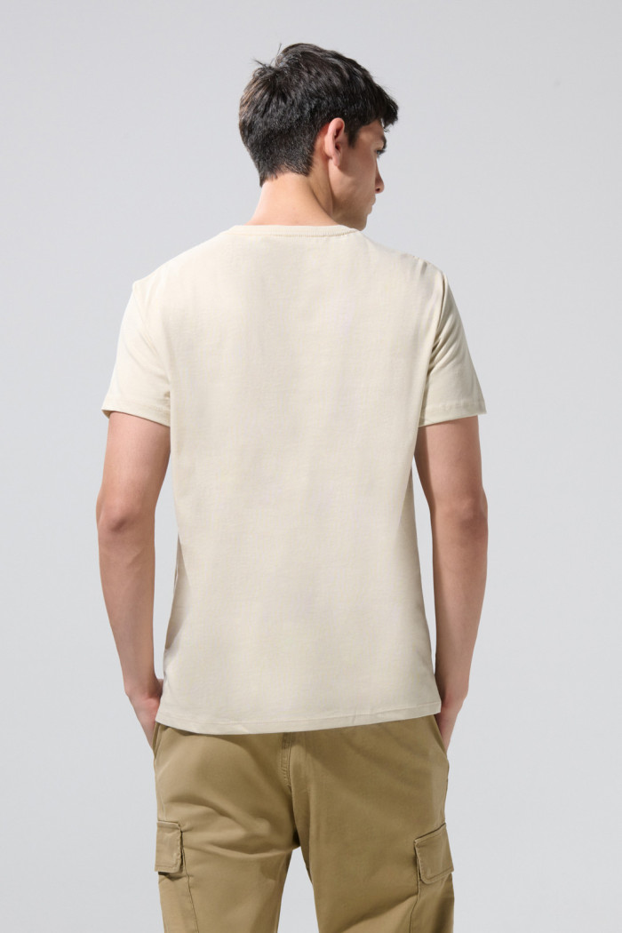 Camiseta kaki clara college con bolsillo y cuello redondo