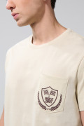 Camiseta kaki clara college con bolsillo y cuello redondo