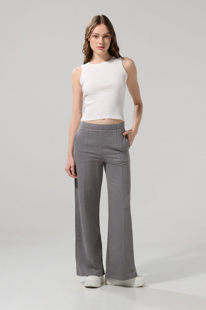 Pantalón unicolor jogger bota recta con vena centrada