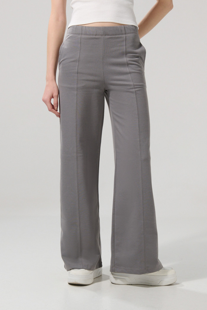 Pantalón unicolor jogger bota recta con vena centrada