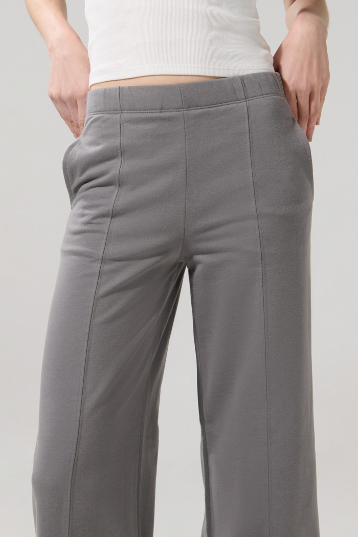 Pantalón unicolor jogger bota recta con vena centrada
