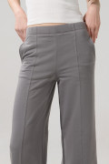 Pantalón unicolor jogger bota recta con vena centrada