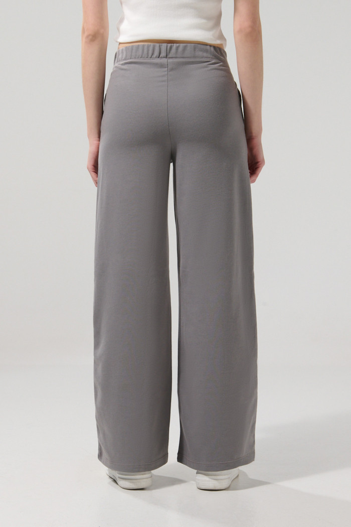 Pantalón unicolor jogger bota recta con vena centrada